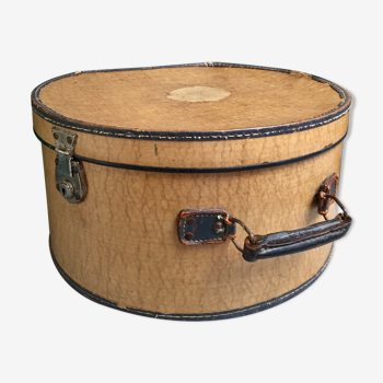 Hat box with leather handle