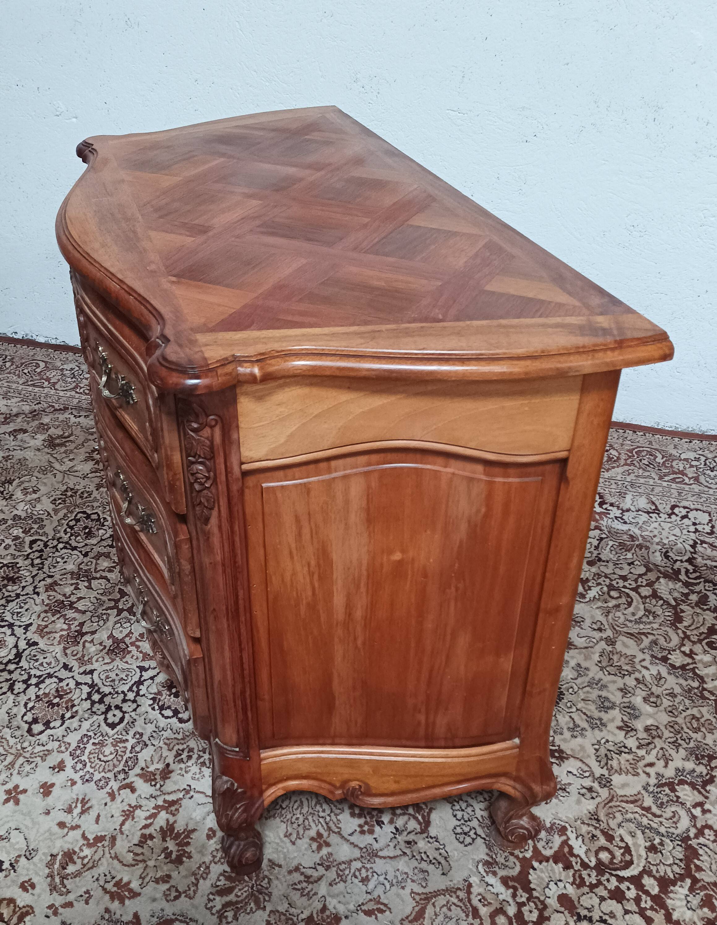 Commode Rocaille en noyer sculpté XXème