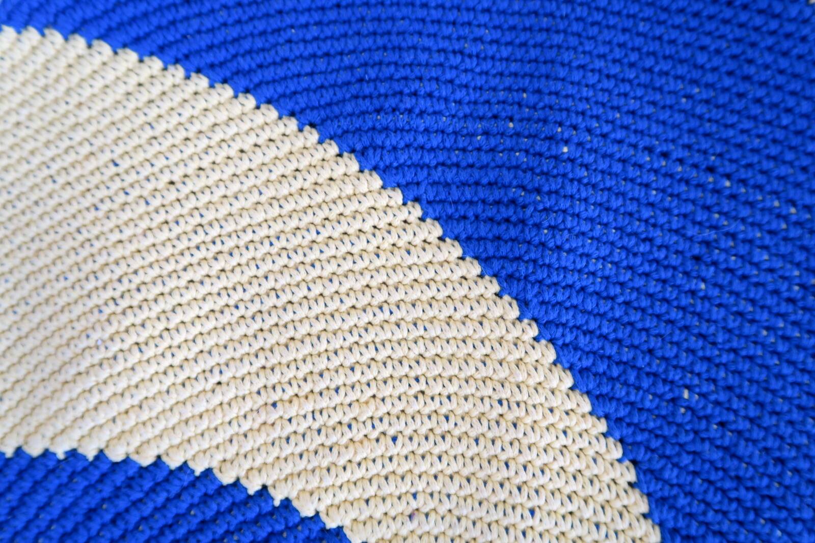 Tapis contemporain ora tressé en coton (77cm), édition unique