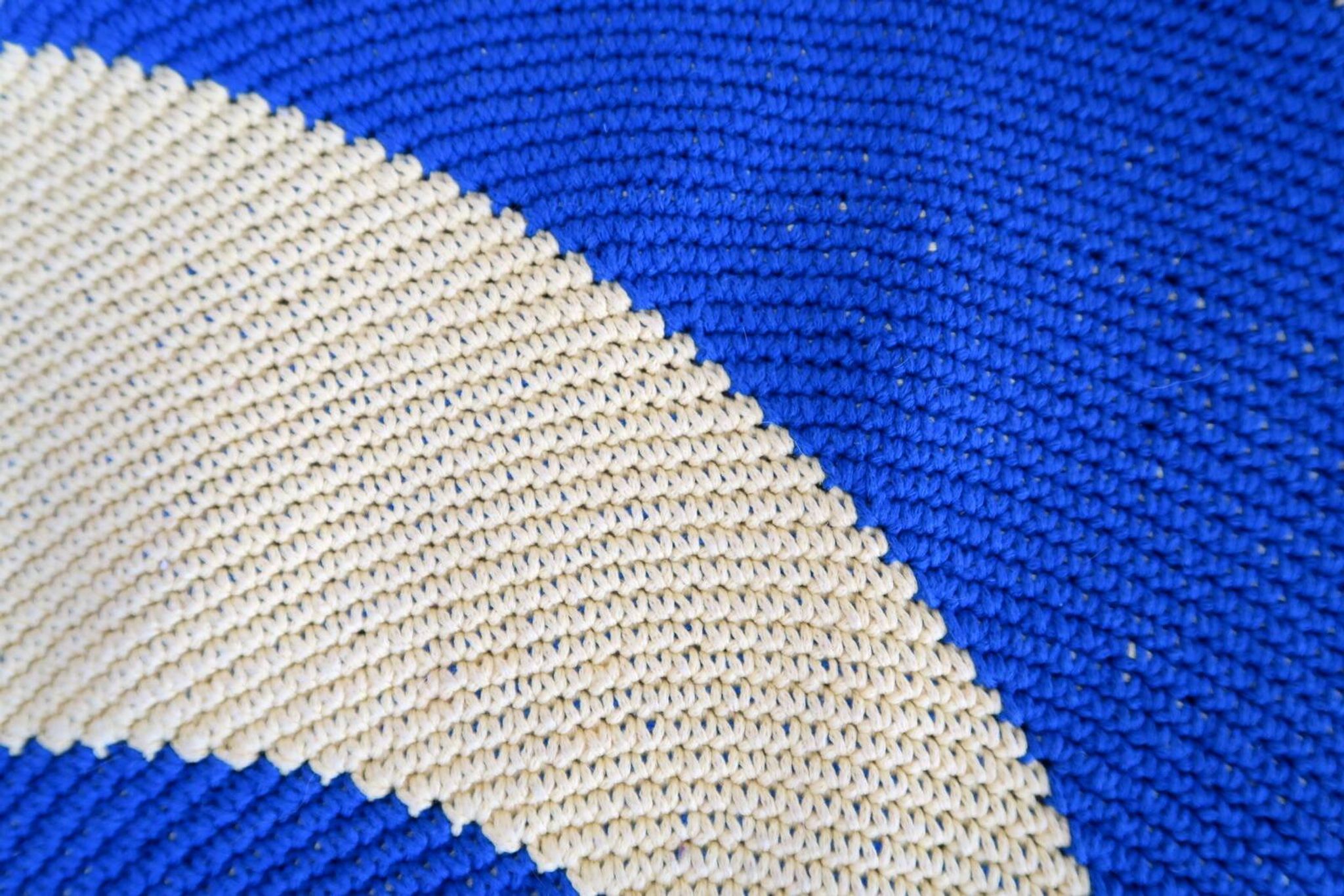 Tapis contemporain ora tressé en coton (77cm), édition unique