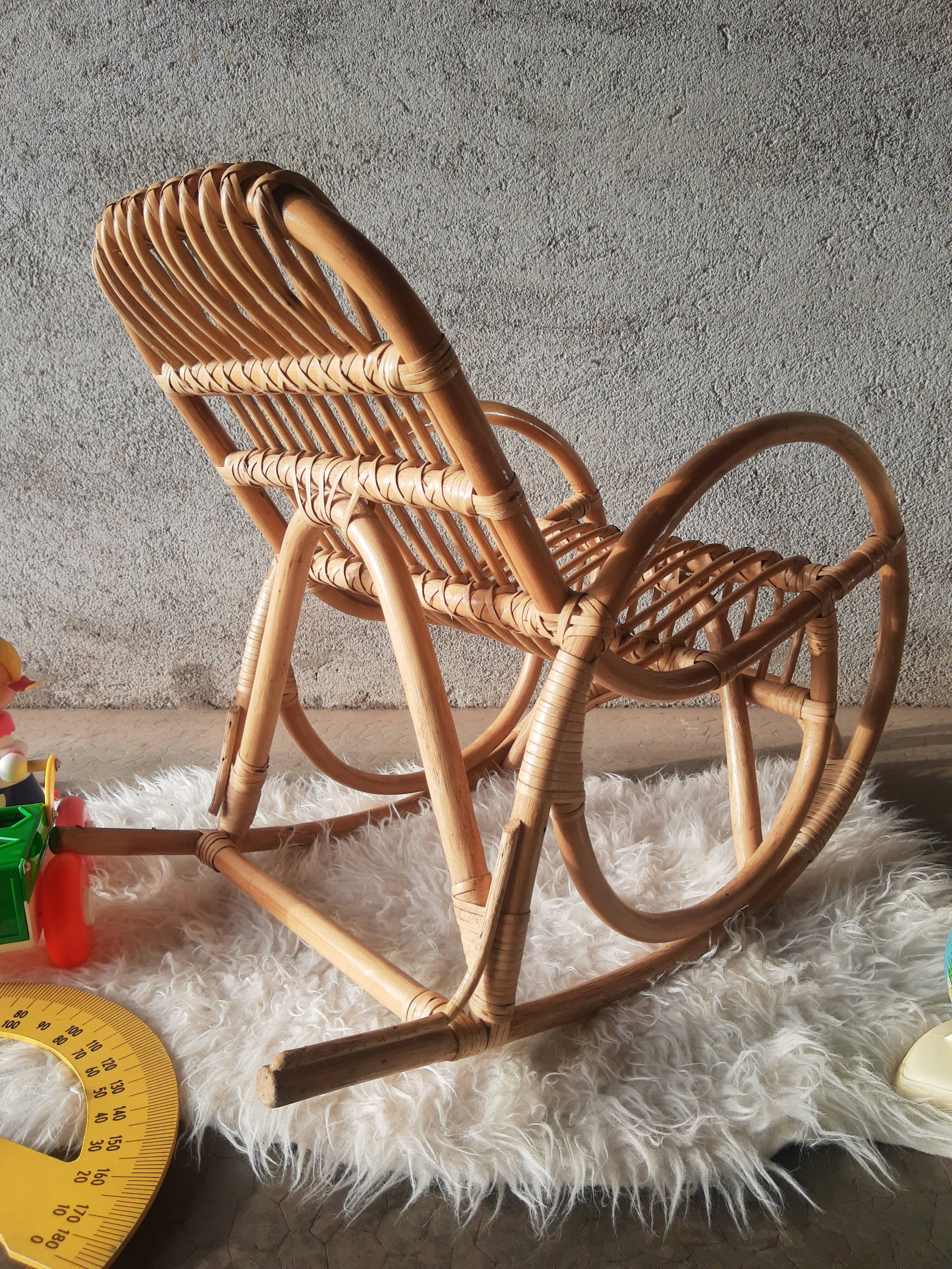 Rocking chair enfant en rotin vintage