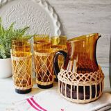Carafe and glasses in blown amber glass and wicker