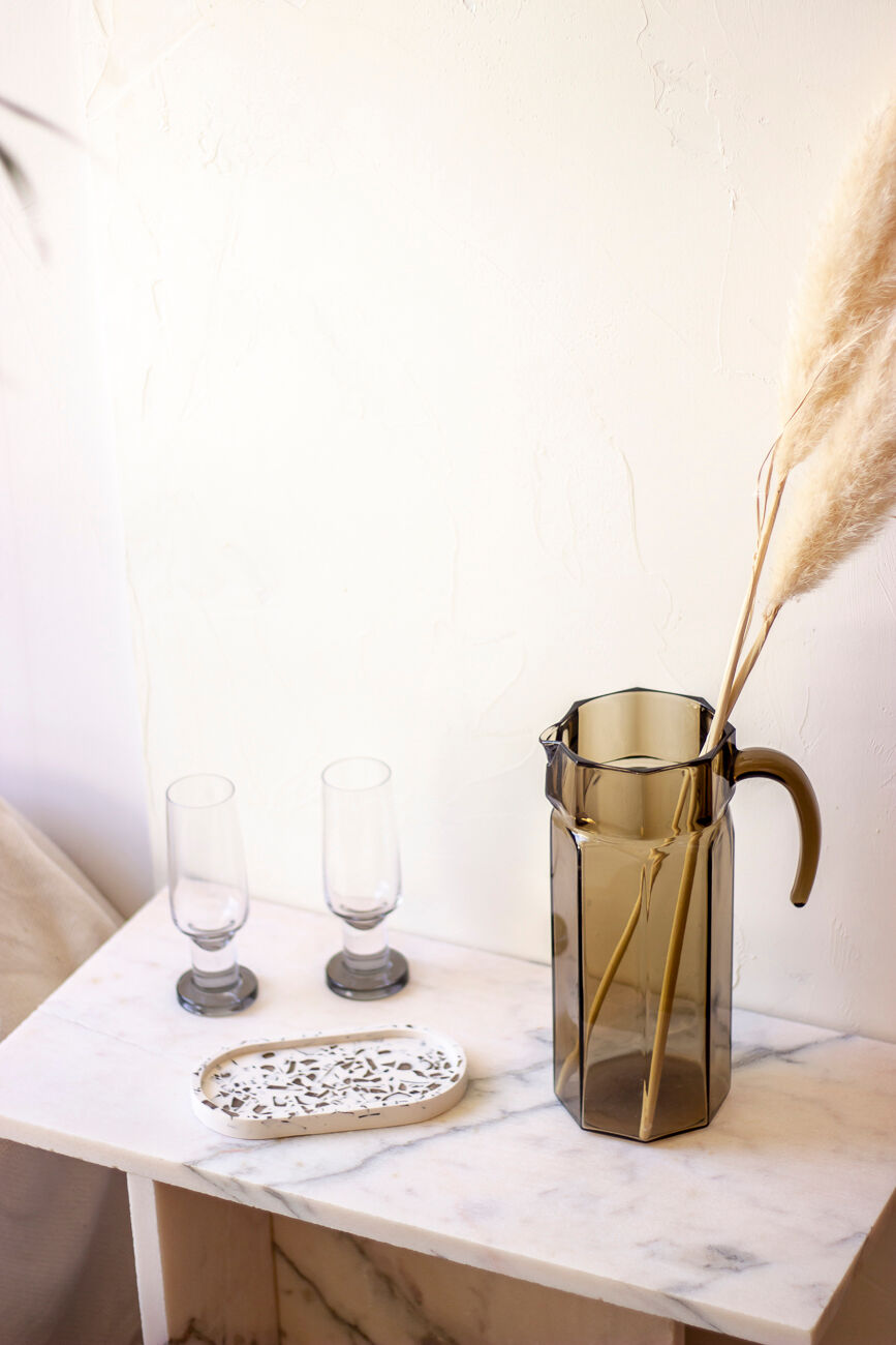 Pichet octogonal en verre fumé