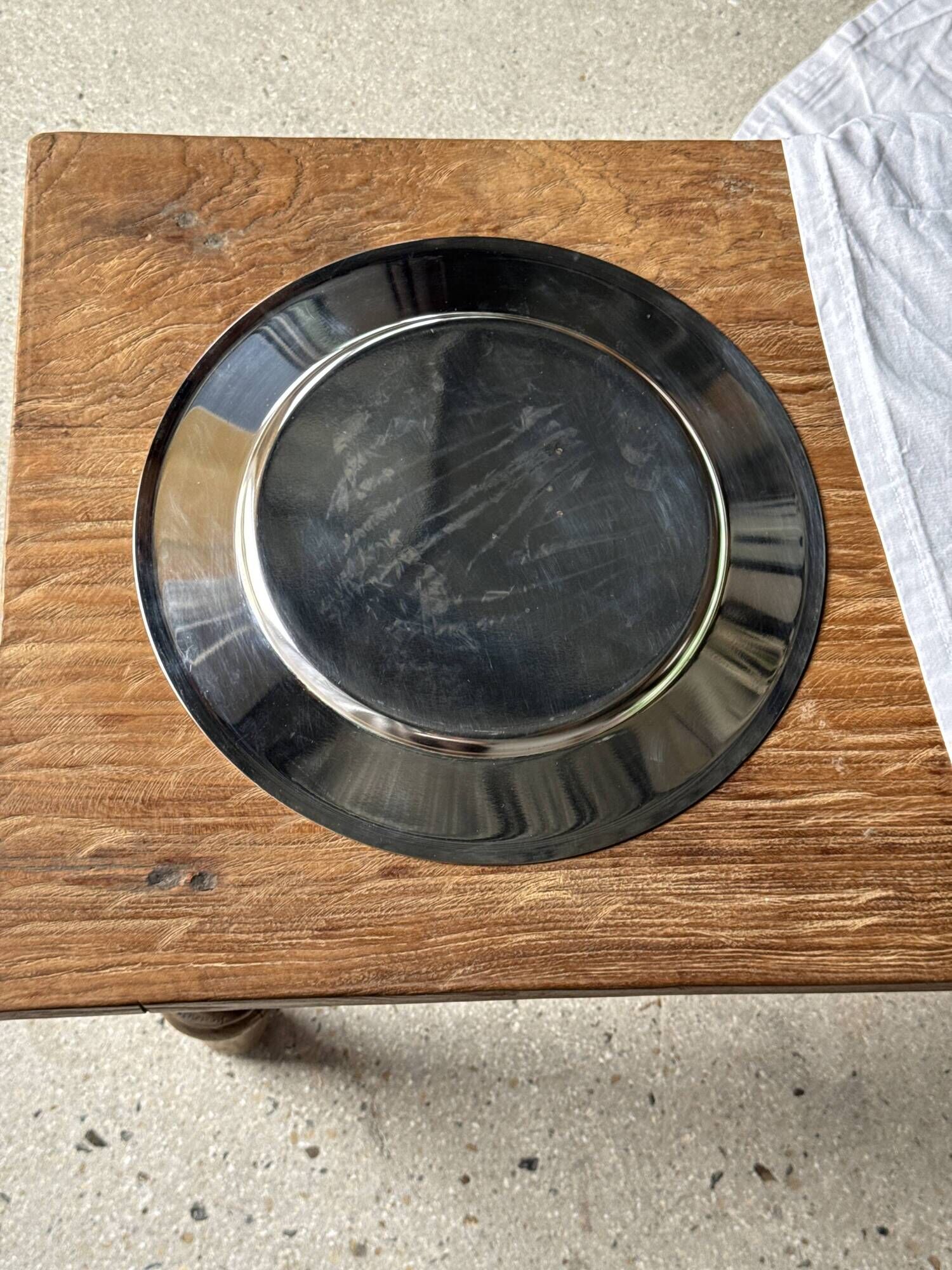 Round silver-plated tray with a wide gold border D30 H2