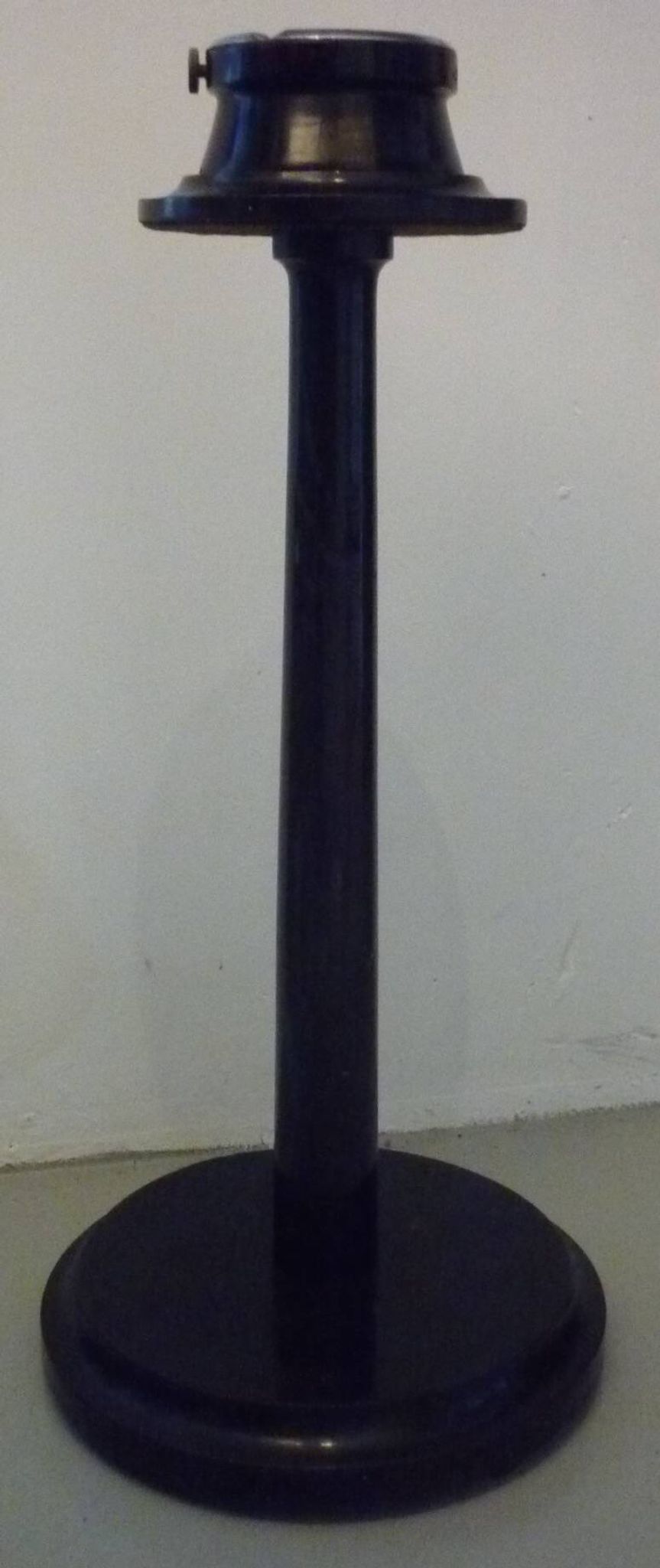Par-fumee wooden ashtray on stand