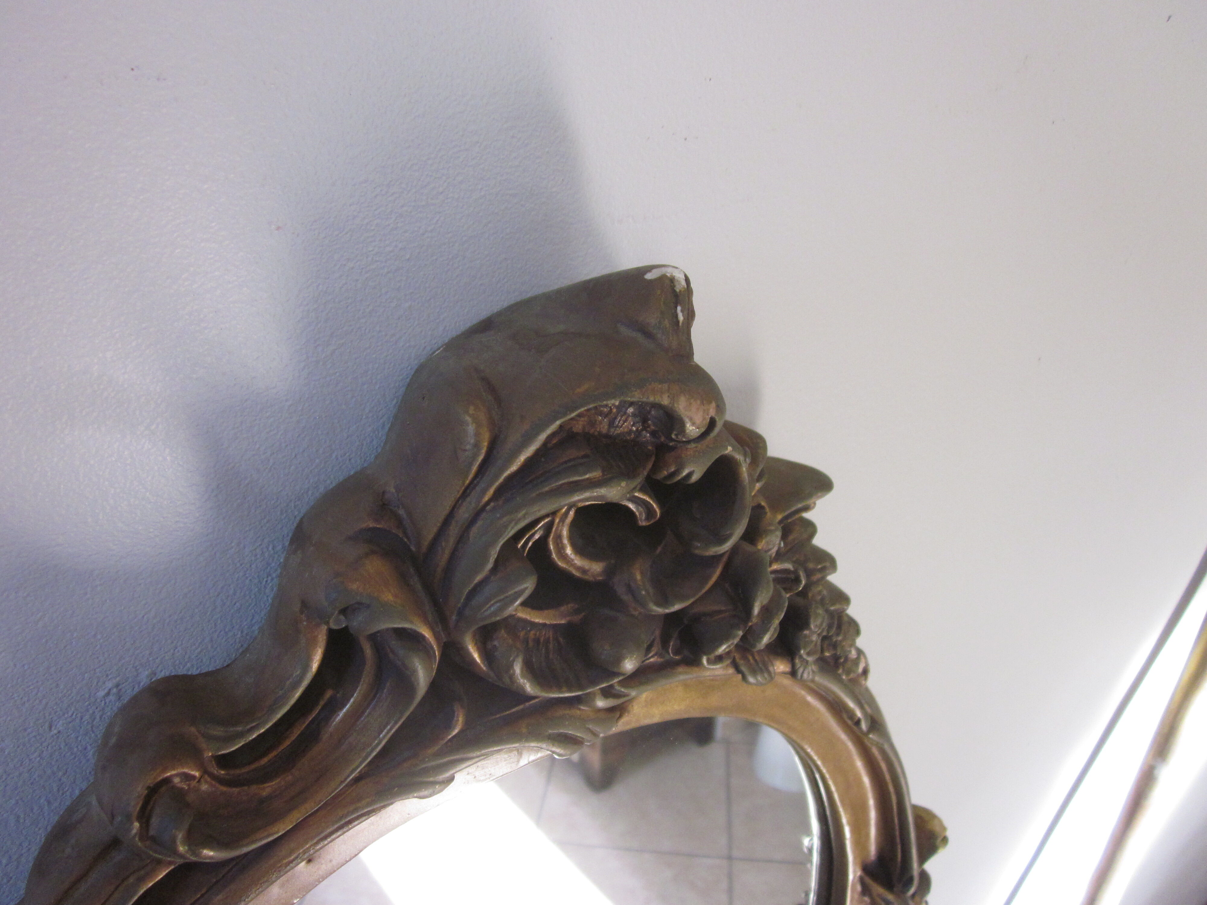 Gold mirror in platre 47x67cm