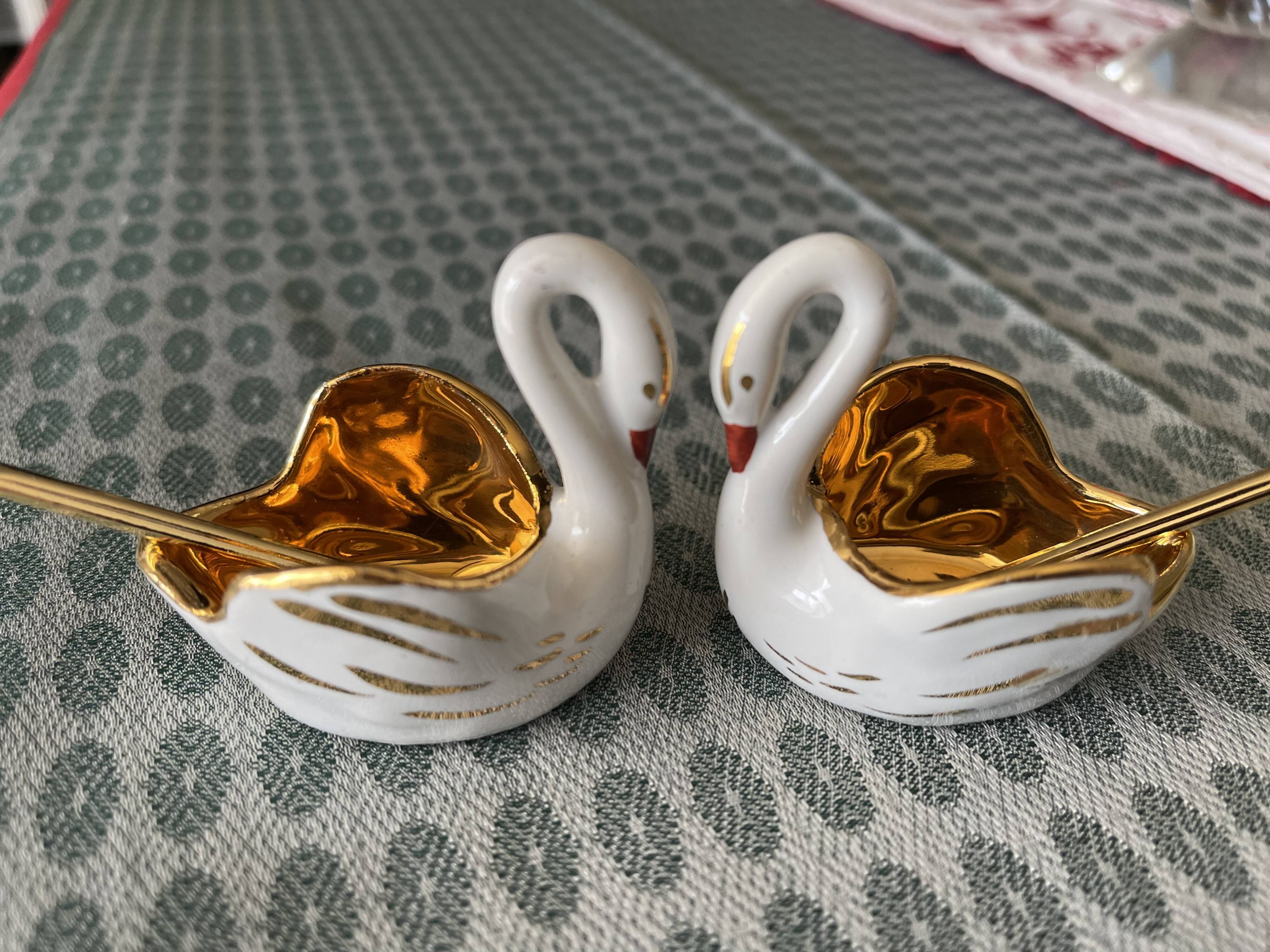 Salt and pepper shaker