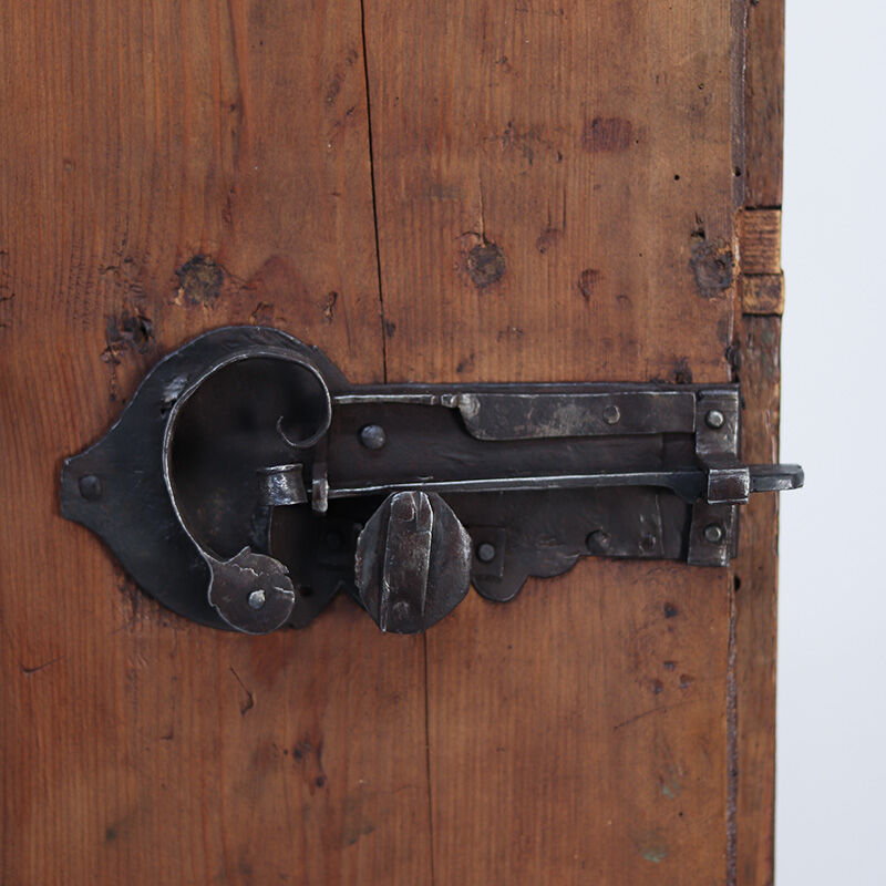 Cabinet de mariée primitif en art populaire peint de ferme antique du XVIIIe siècle
