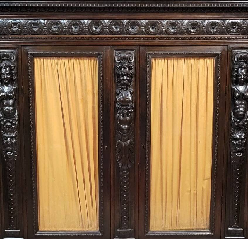 Important carved wooden library in Renaissance style, dating from the 19th century.