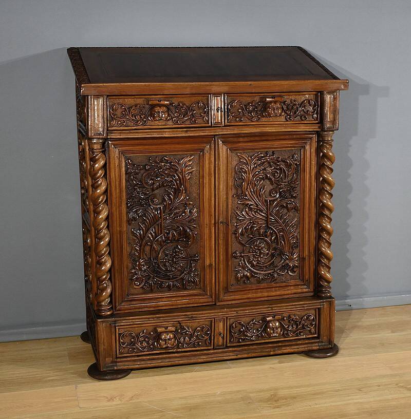 Oratory in solid walnut, Neo-Gothic Renaissance style – Late 19th century