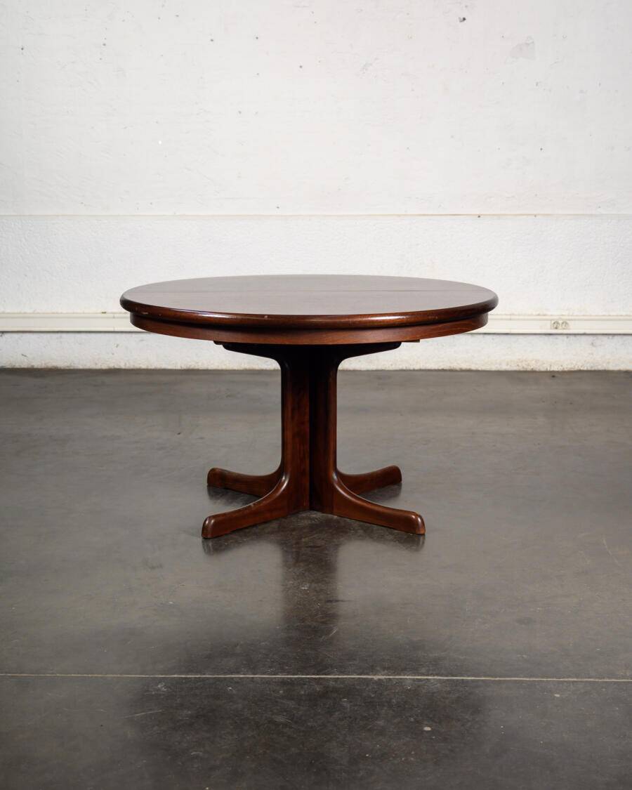 Table with central legs and 2 extensions.