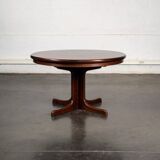 Table with central legs and 2 extensions.