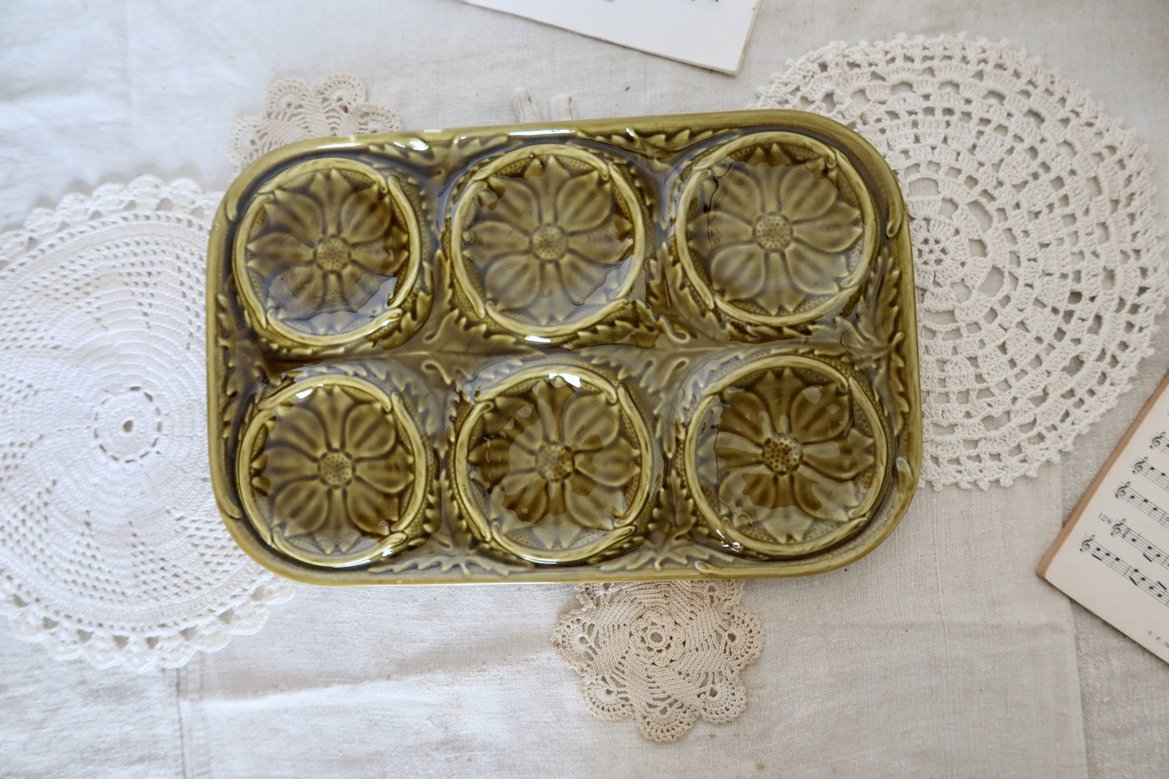 Gien 1960s 7-piece barbotine artichoke tableware set