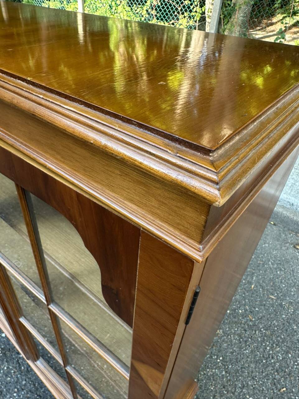Chippendale display cabinet in wood, English Queen Anne dresser bookcase from 1960.