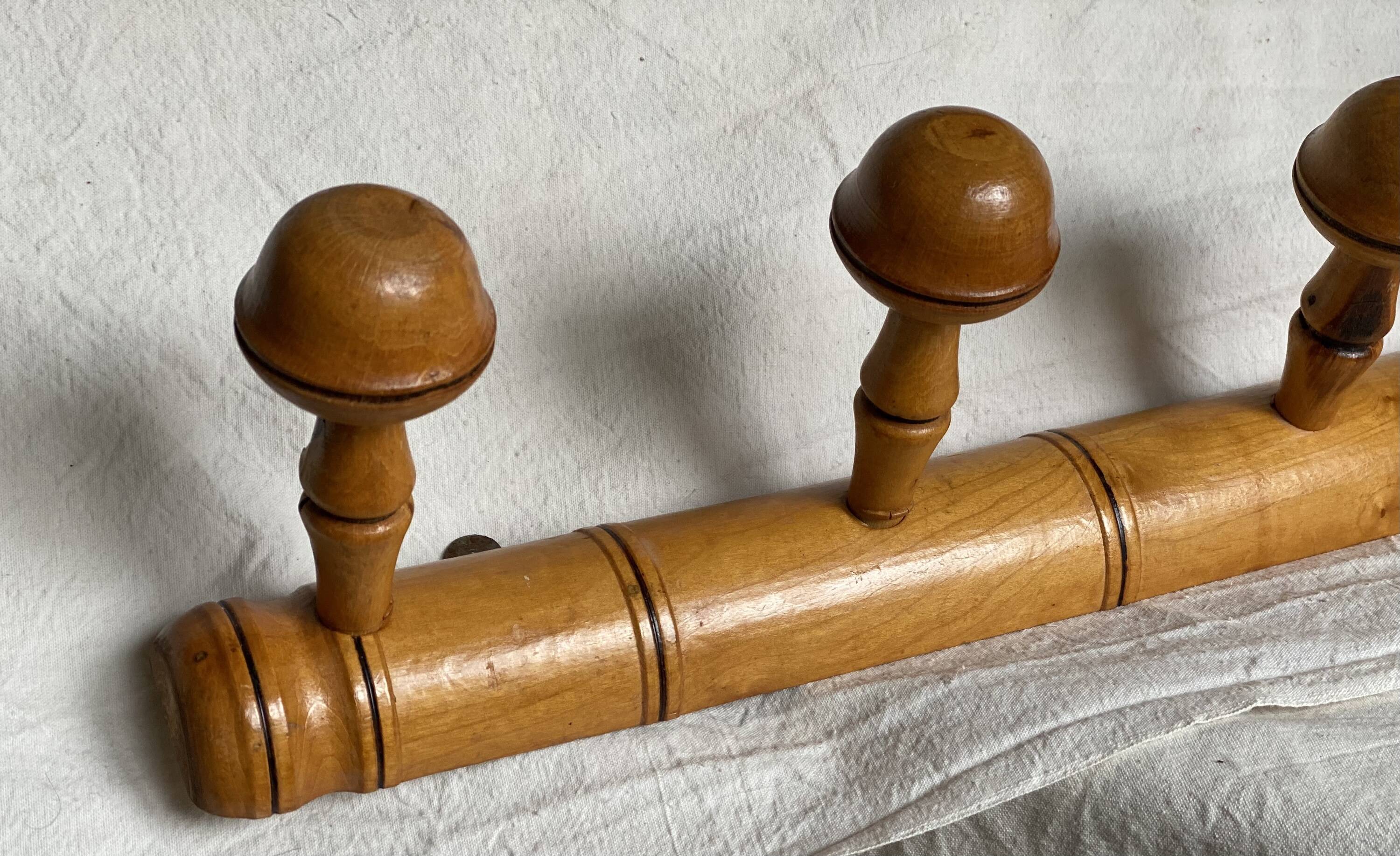 Wall-mounted coat rack with 5 turned wooden hooks