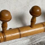Wall-mounted coat rack with 5 turned wooden hooks