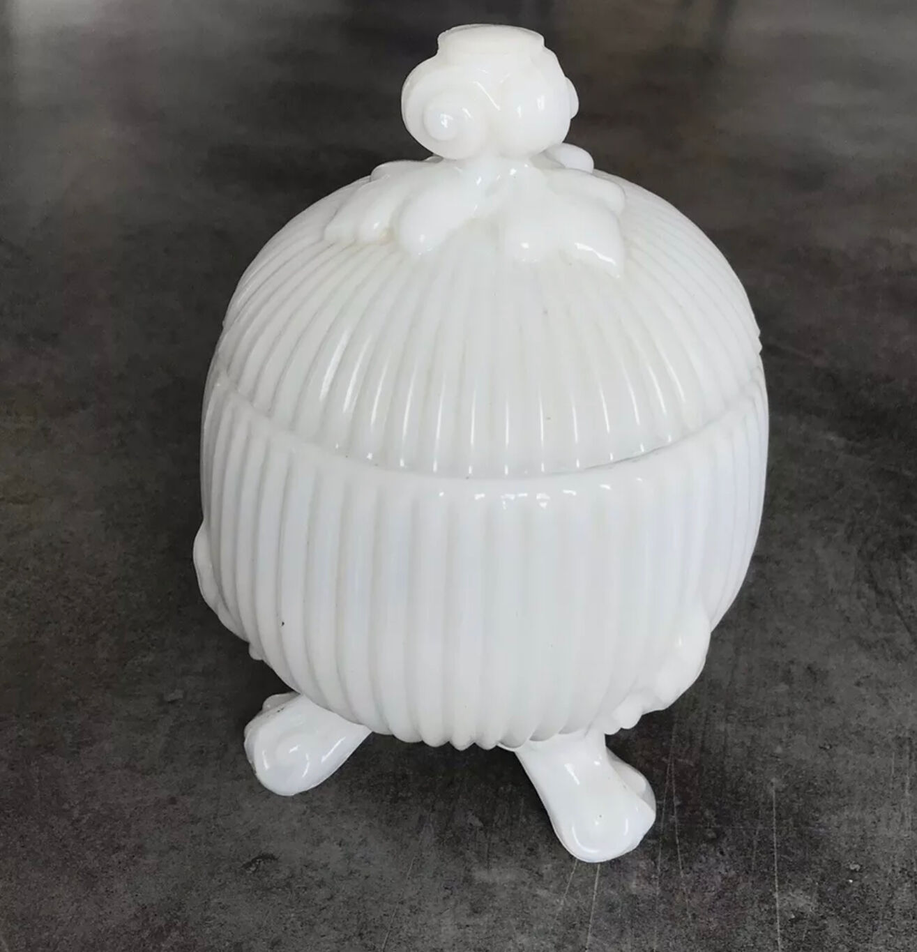 Bonbonnière in white opaline glass round tripodium shape