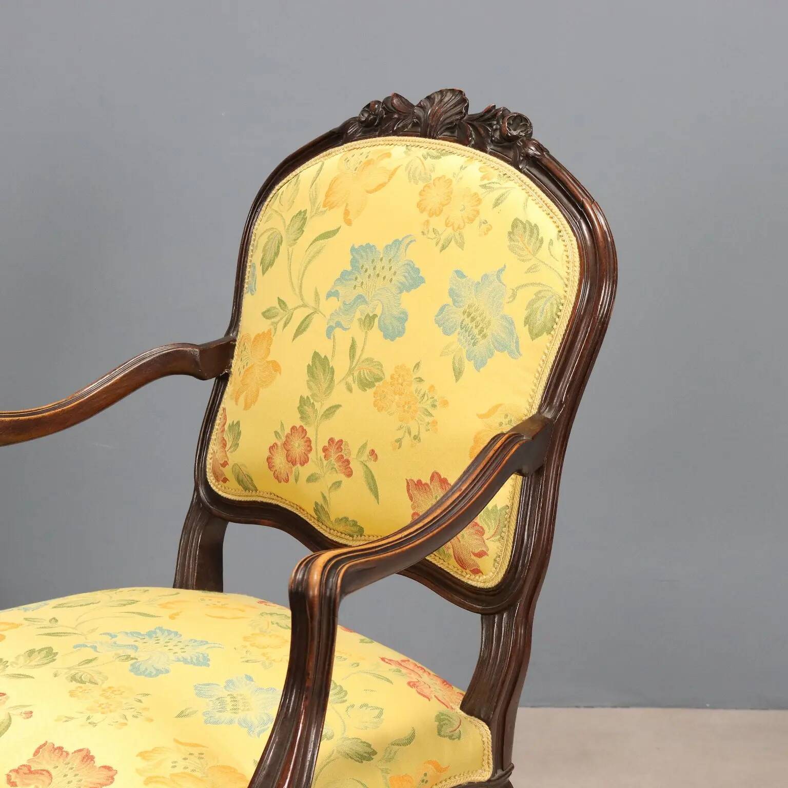 Fauteuils anciens style baroque en noyer sculpté XIX-XX siècle
