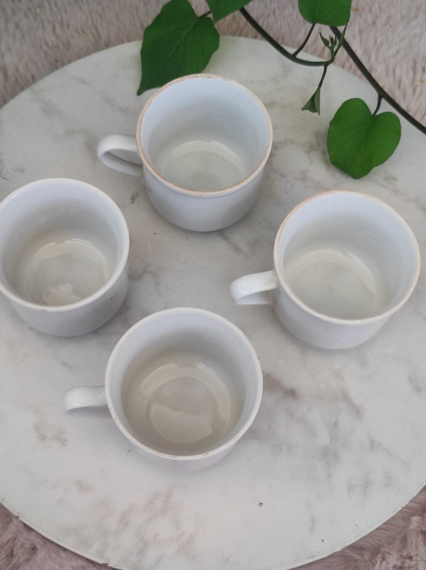 Coffee cup with floral design in porcelain