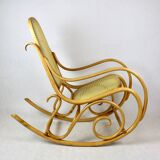 Chaise à bascule vintage en bois naturel attribuée à Michael Thonet