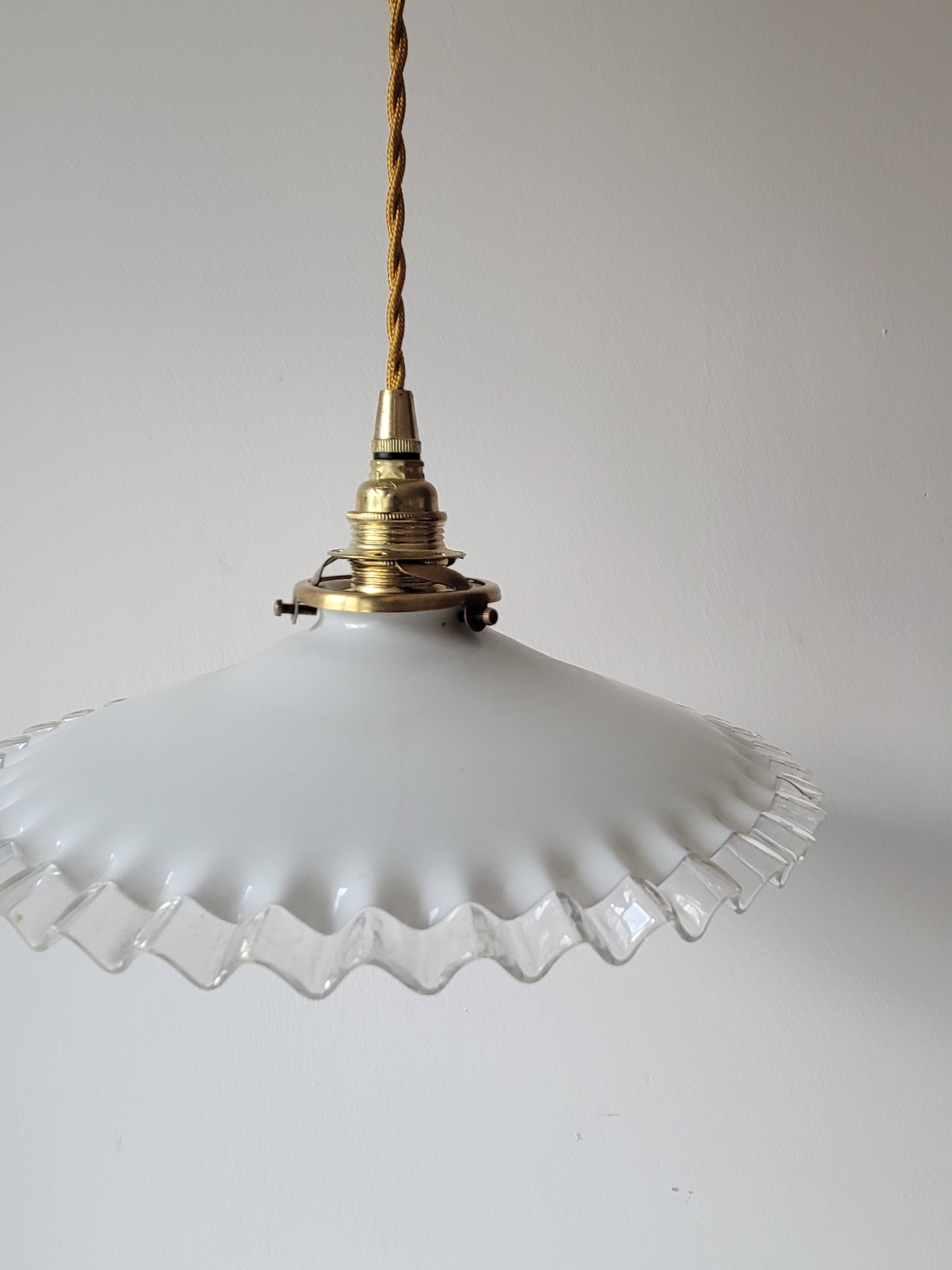 Pendant in serrated opaline