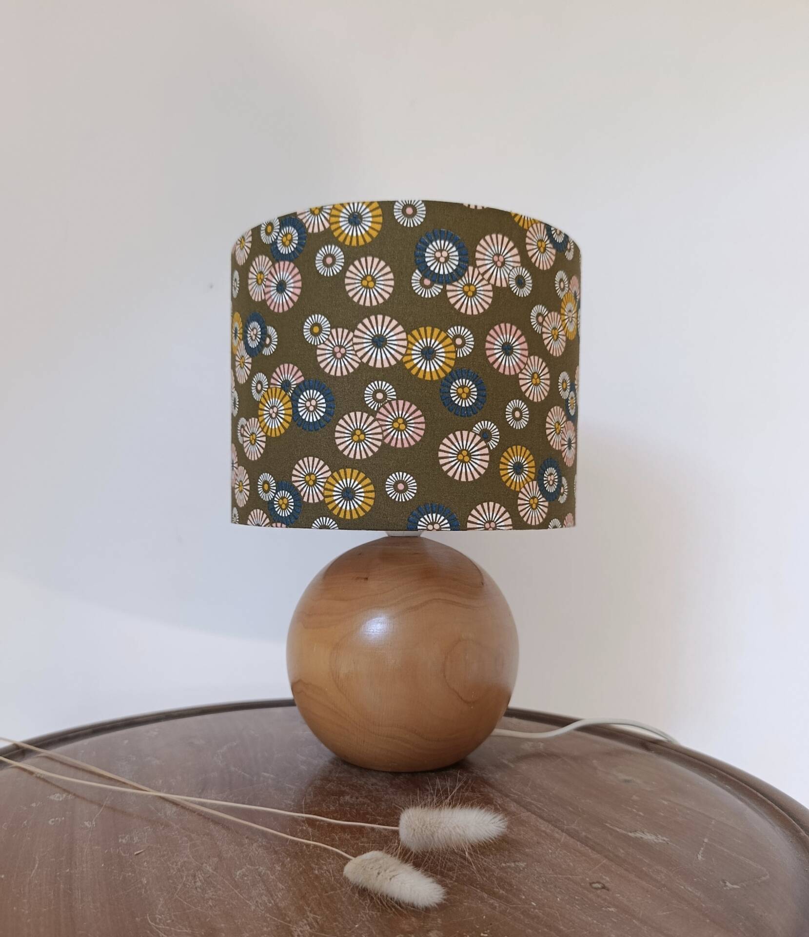 Lampe en bois rond et abat-jour kaki imprimé soleil levant