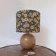 Lampe en bois rond et abat-jour kaki imprimé soleil levant