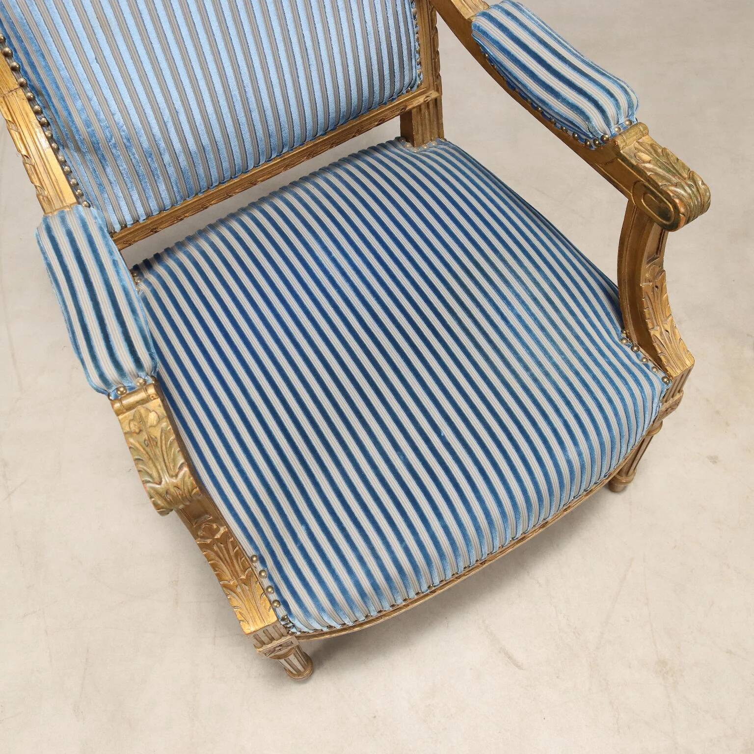 Chairs and antique armchairs in neoclassical style from the 19th century.