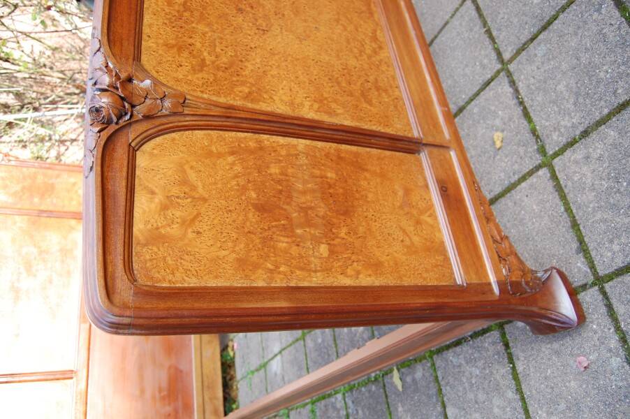 Art Nouveau period bed in mahogany and elm burl from the 1900s