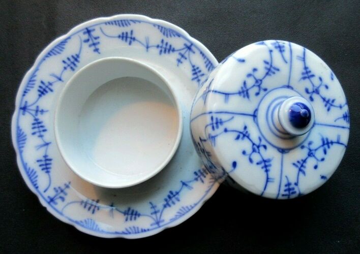 Beurrier ou boite à fromage Art Déco, porcelaine blanche décor bleu