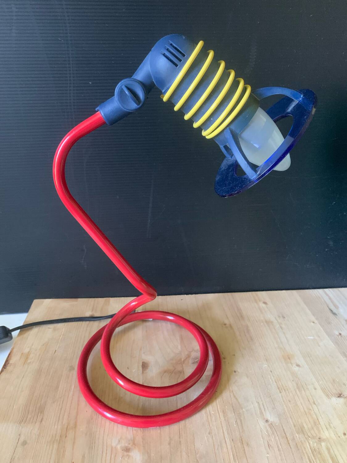 Lampe de bureau multicolore style Memphis