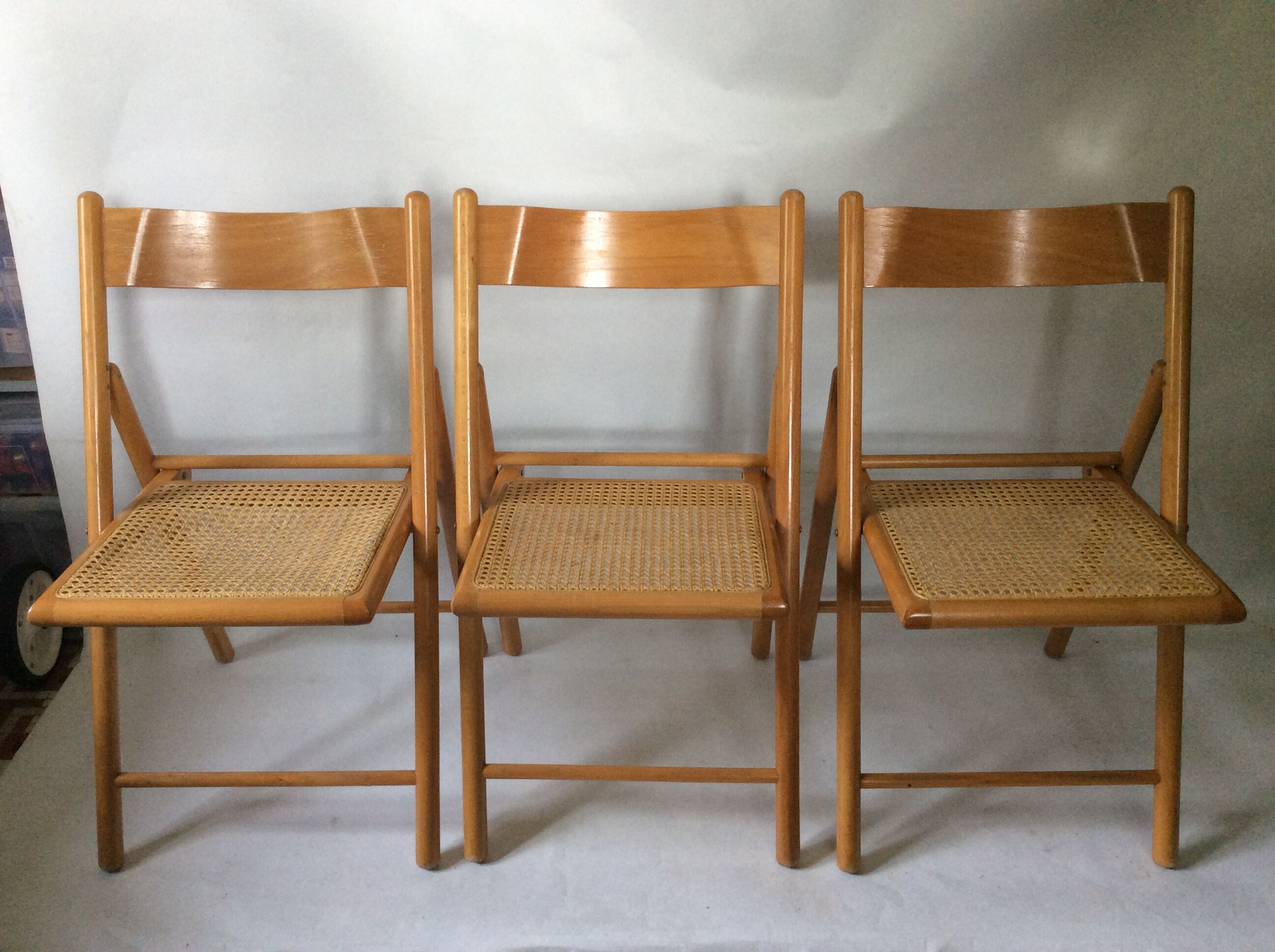 Trio de chaises pliantes cannées vintage