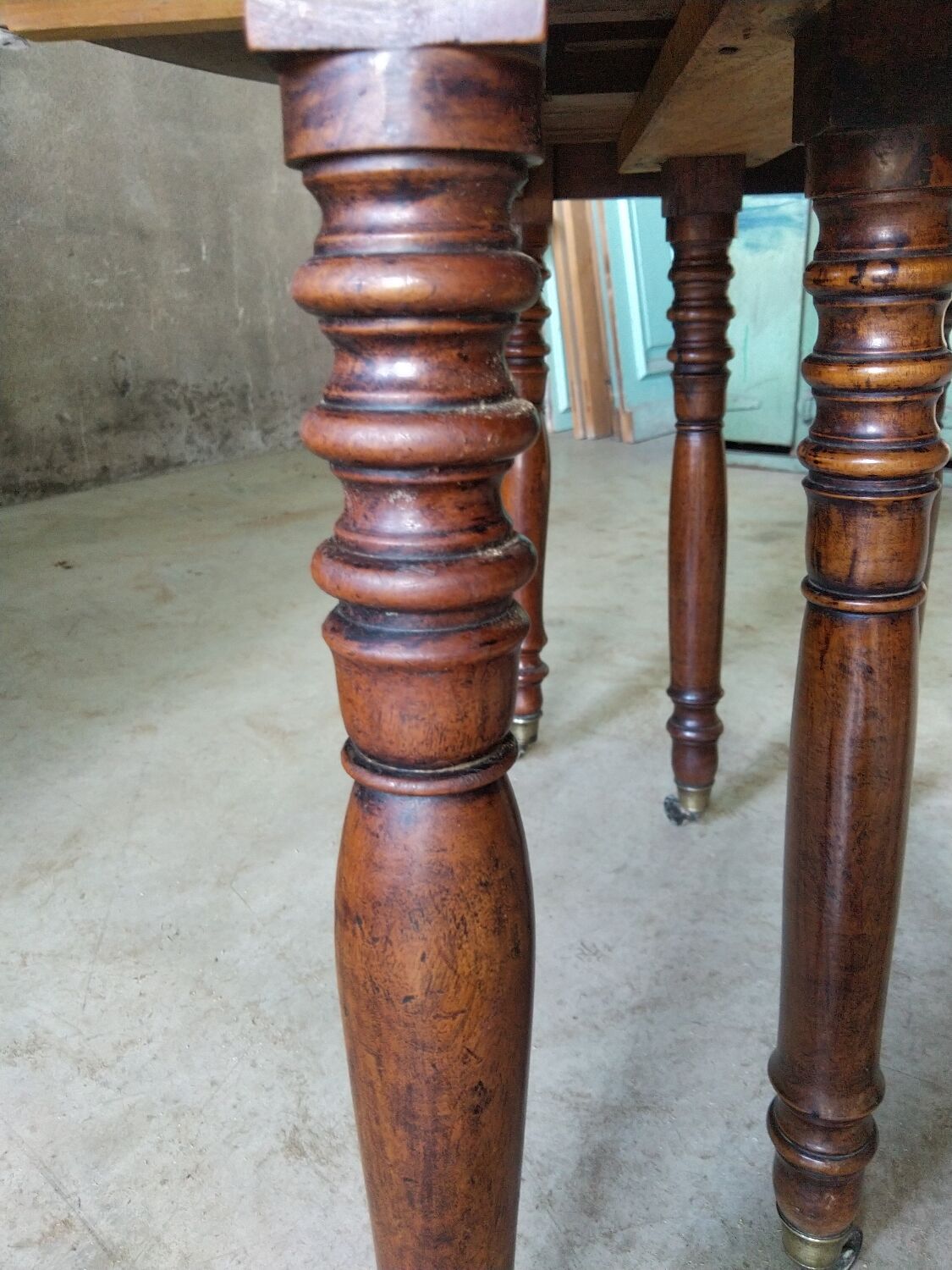 Extending table with 8 legs