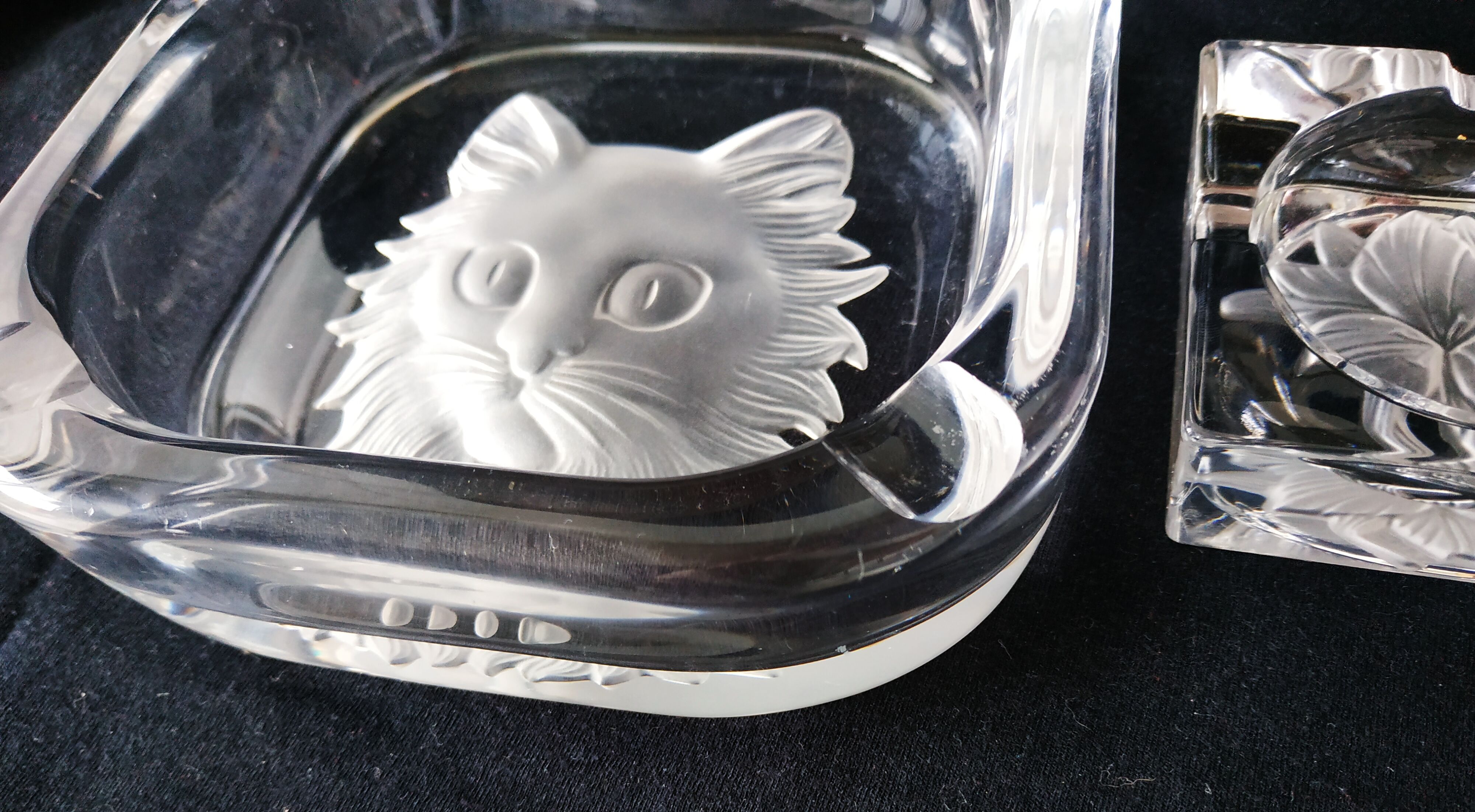 Ensemble de deux cendriers vintage en verre gravé chat et fleur