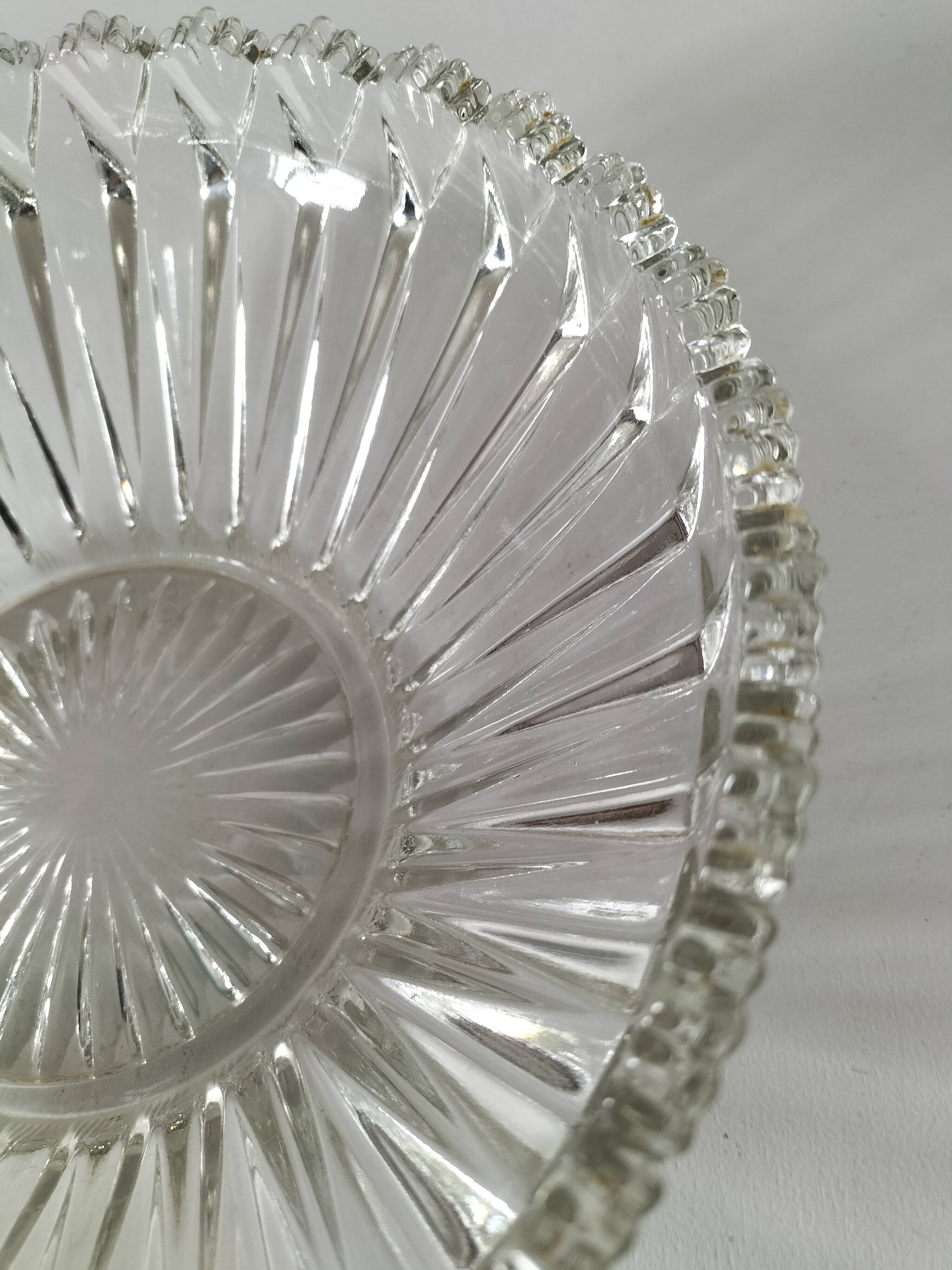 Coupe vintage en verre pressé – éclat et caractère