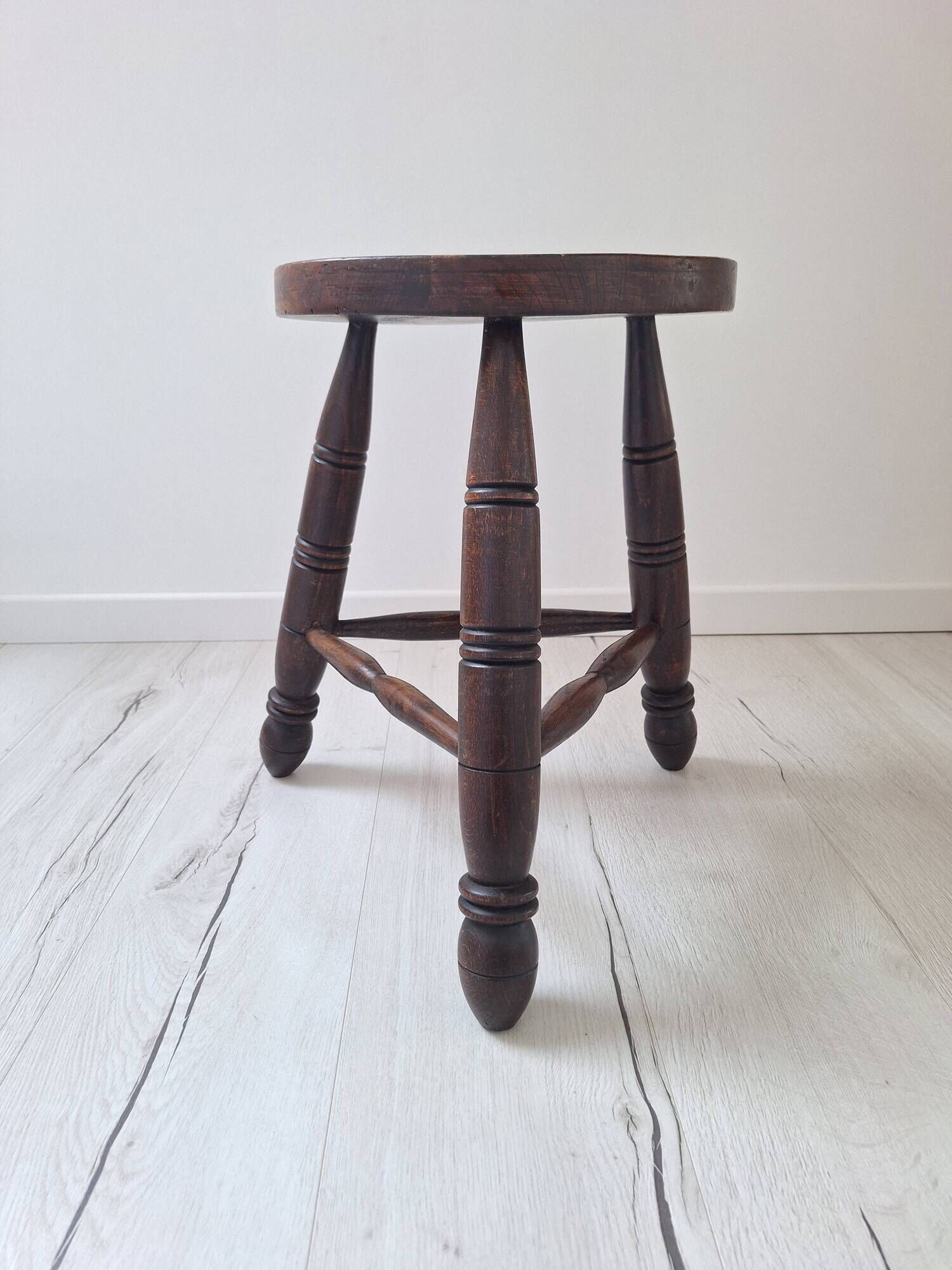 Tabouret tripode en bois massif