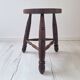 Tabouret tripode en bois massif