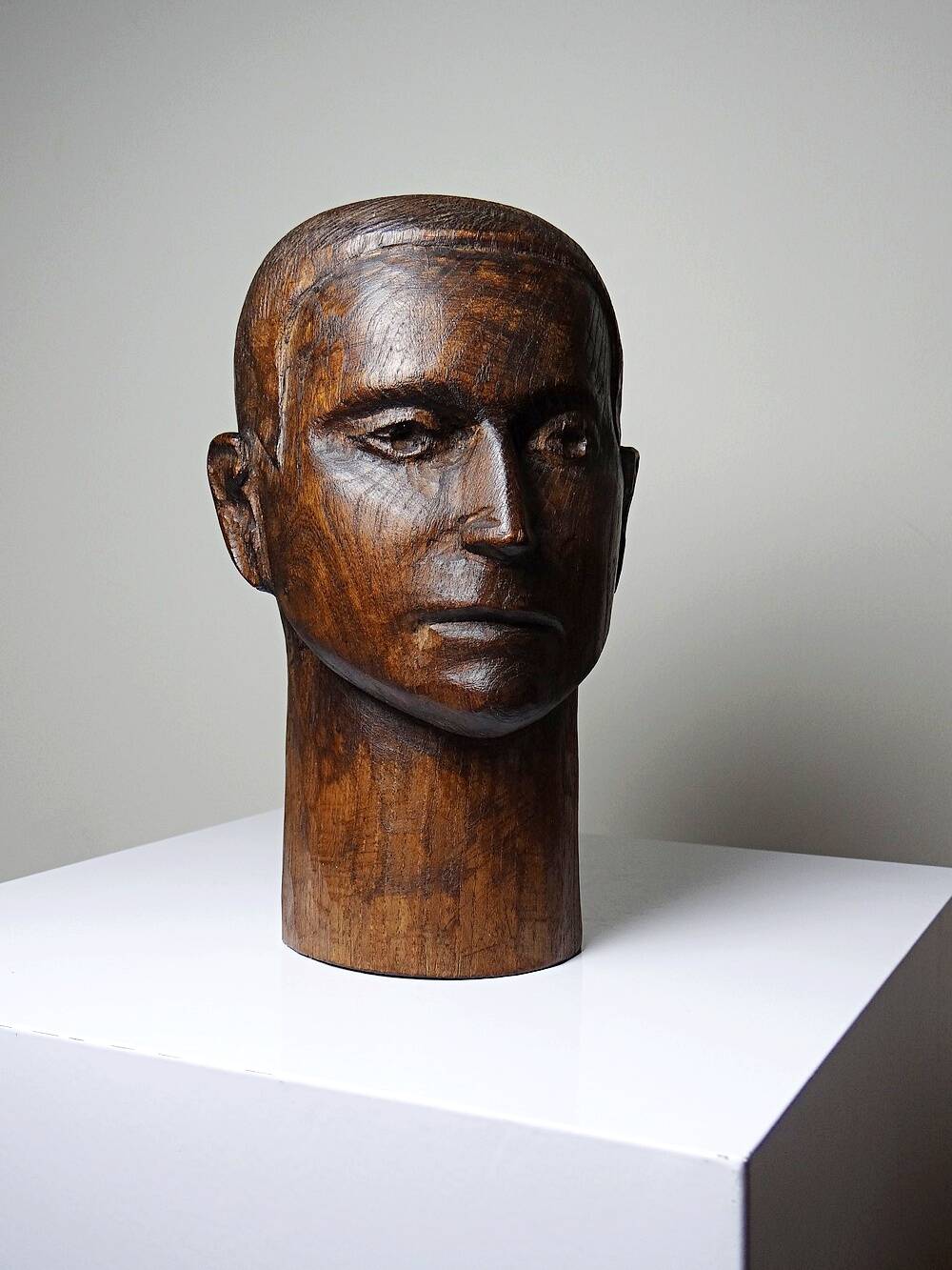 Monoxyle wood sculpture of a man's head, vintage craftsmanship from the 1950s.