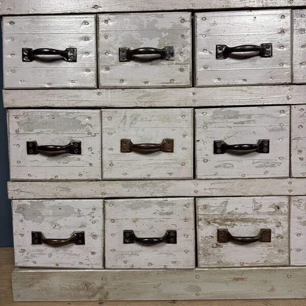 Ancien cabinet d'atelier gris clair avec 25 tiroirs.