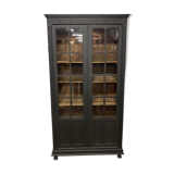 Bibliothèque noire avec ses portes vitrées