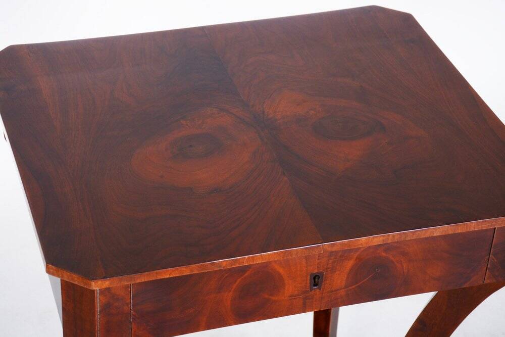 Small Biedermeier Table in Walnut, 1830s