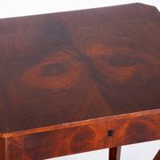 Petite table Biedermeier en noyer, années 1830