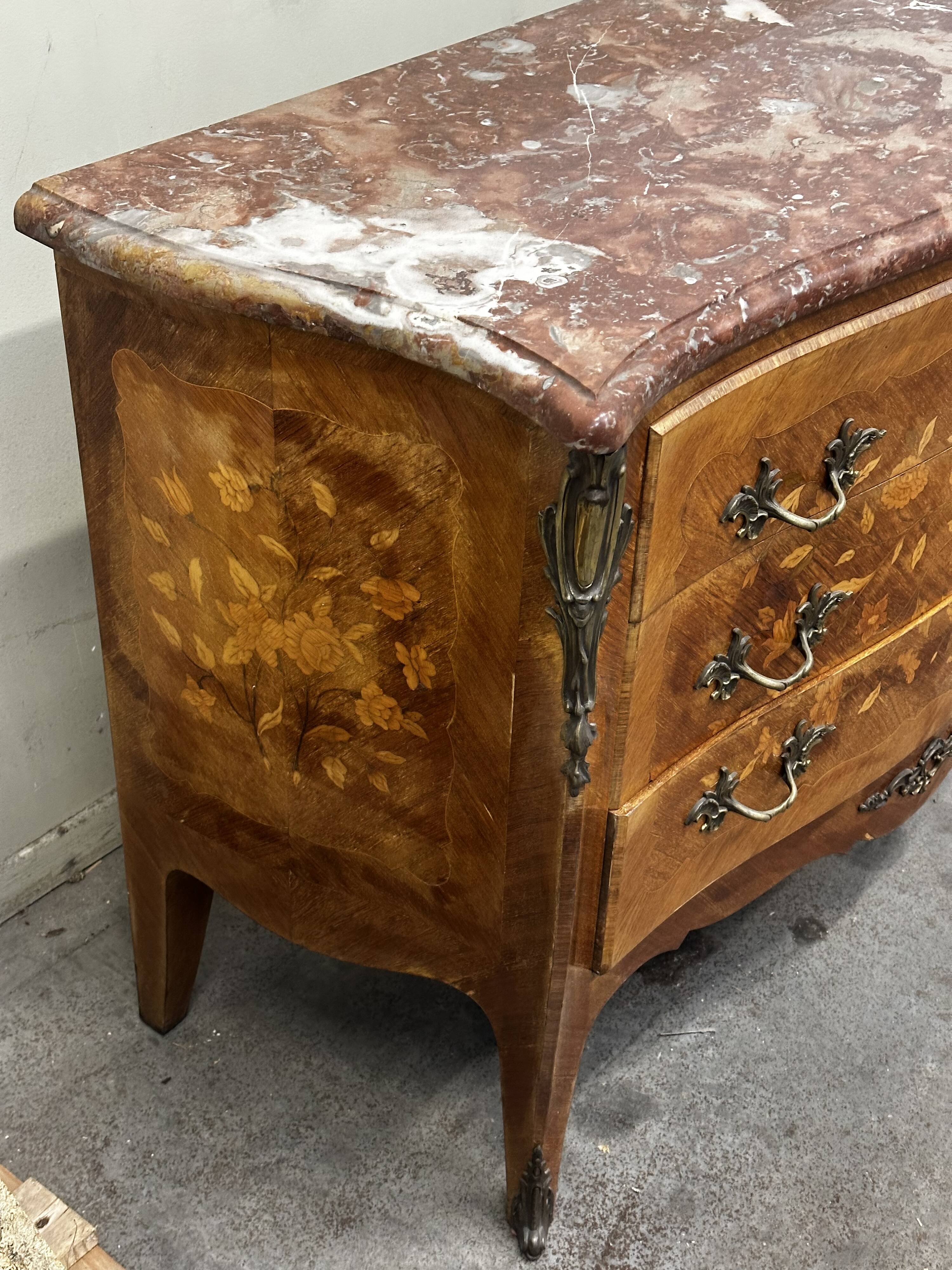 Curved and inlaid chest of drawers, Louis XV style, late 19th-early 20th century