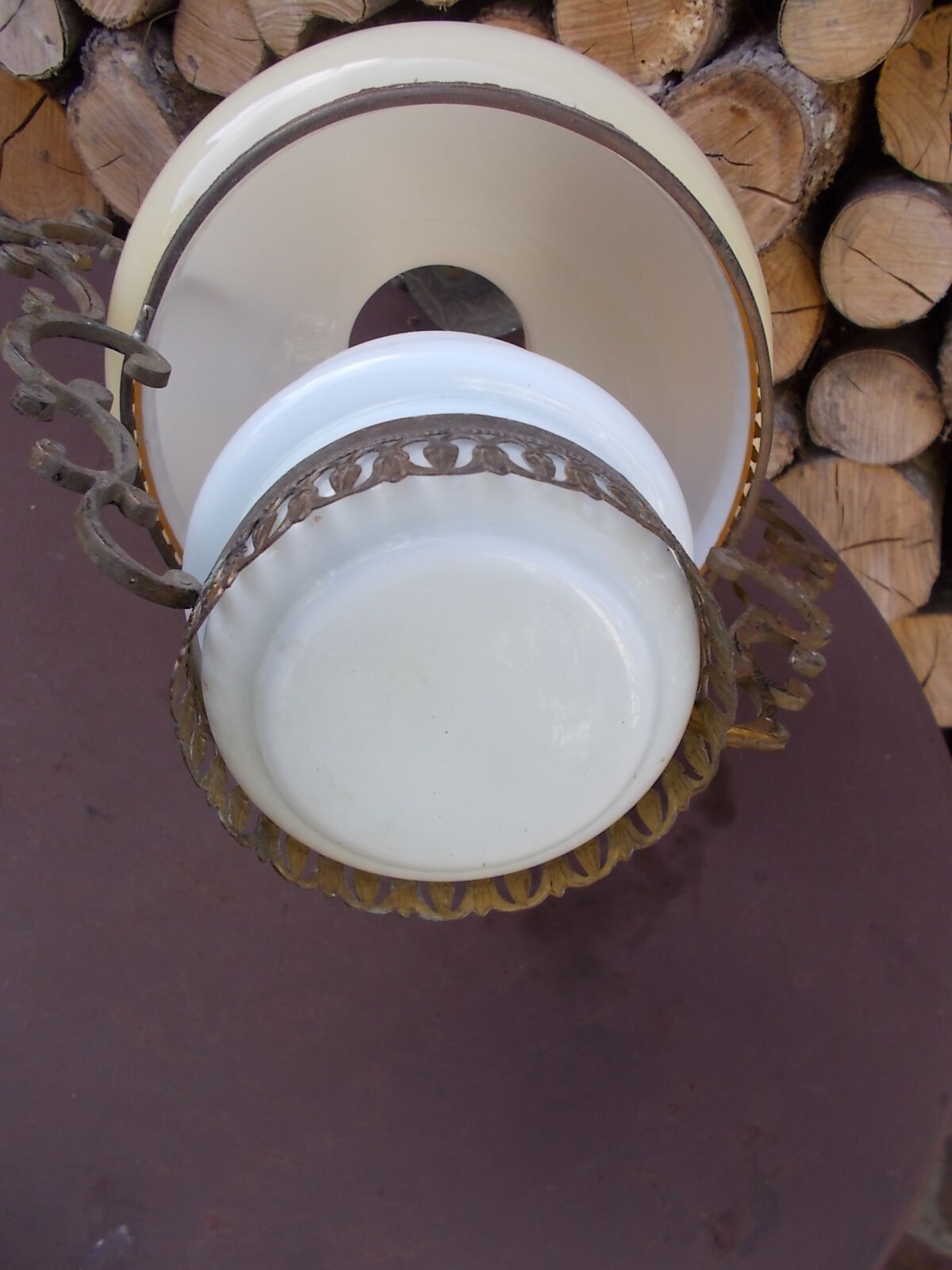 Suspension in white opaline