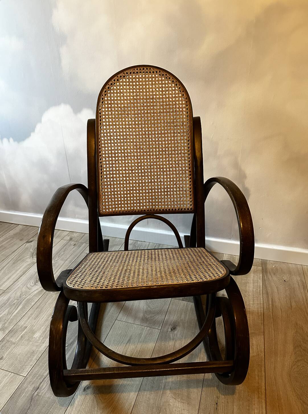 Rocking chair en bois courbé et cannage