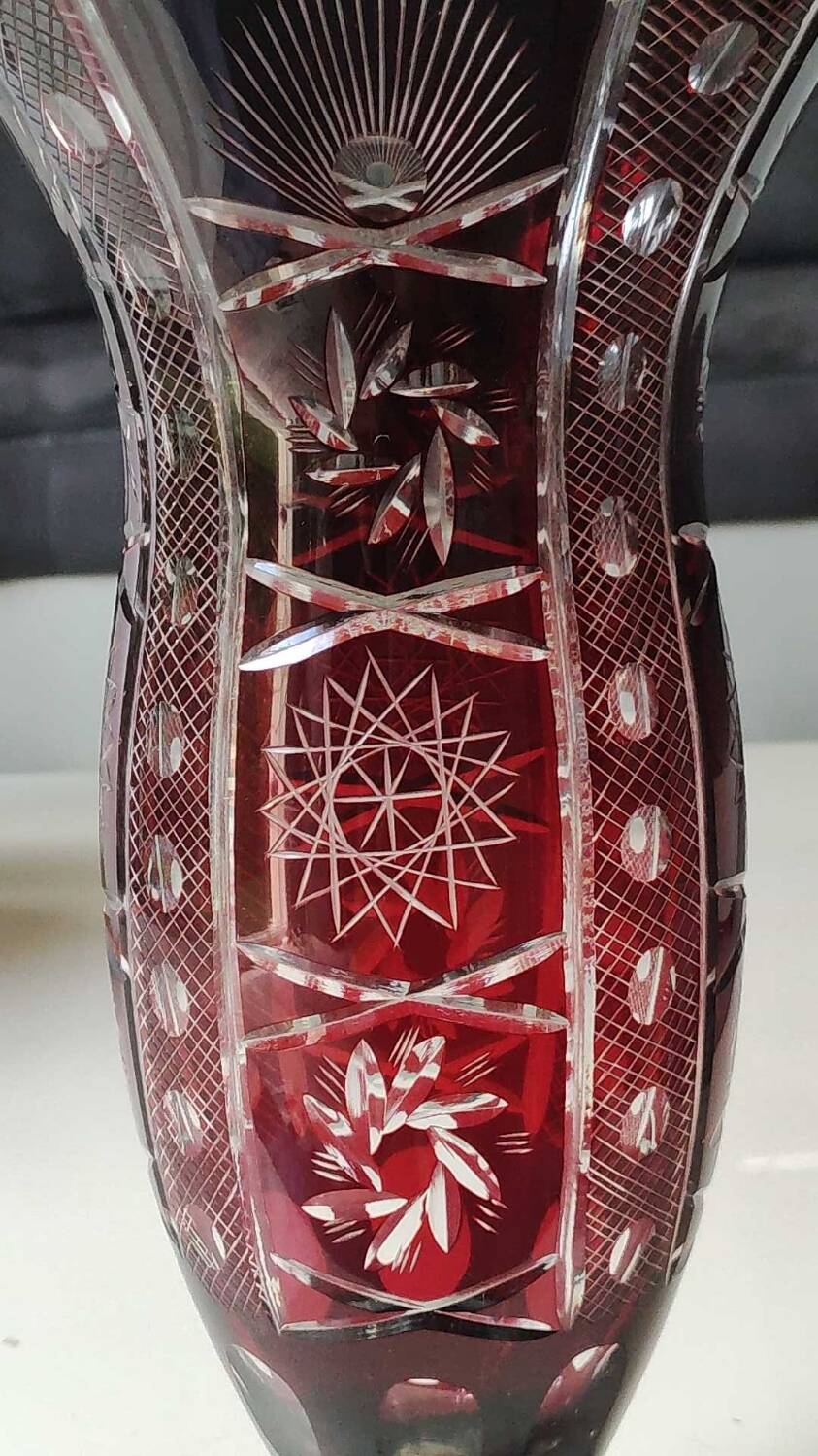 Large vase in hand-cut Bohemian crystal. Deep ruby red. Roemer style. Dim 29 x 14.5 cm