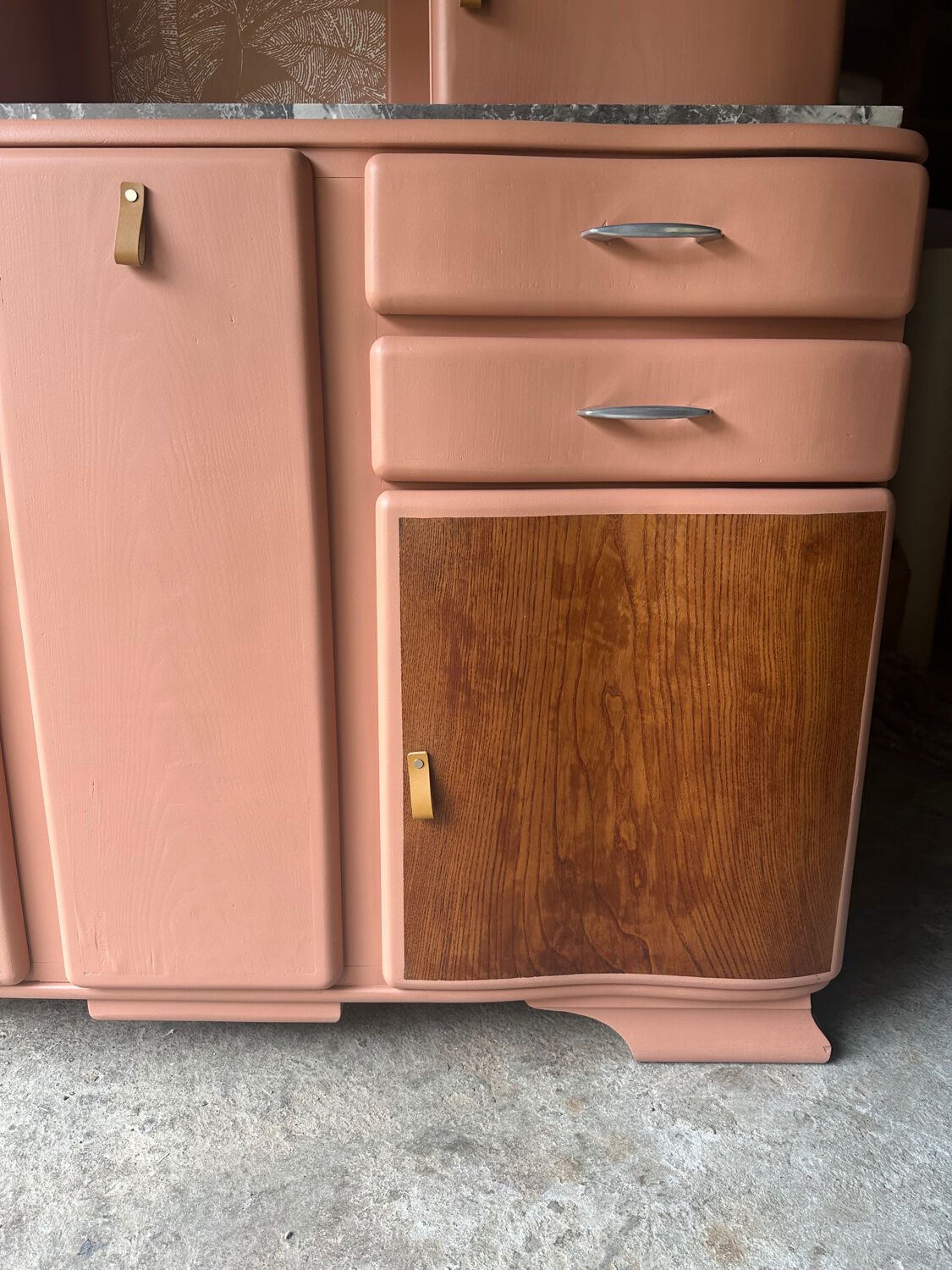 Buffet Mado vintage rénové – teinte ocre chaleureux, plateau en marbre