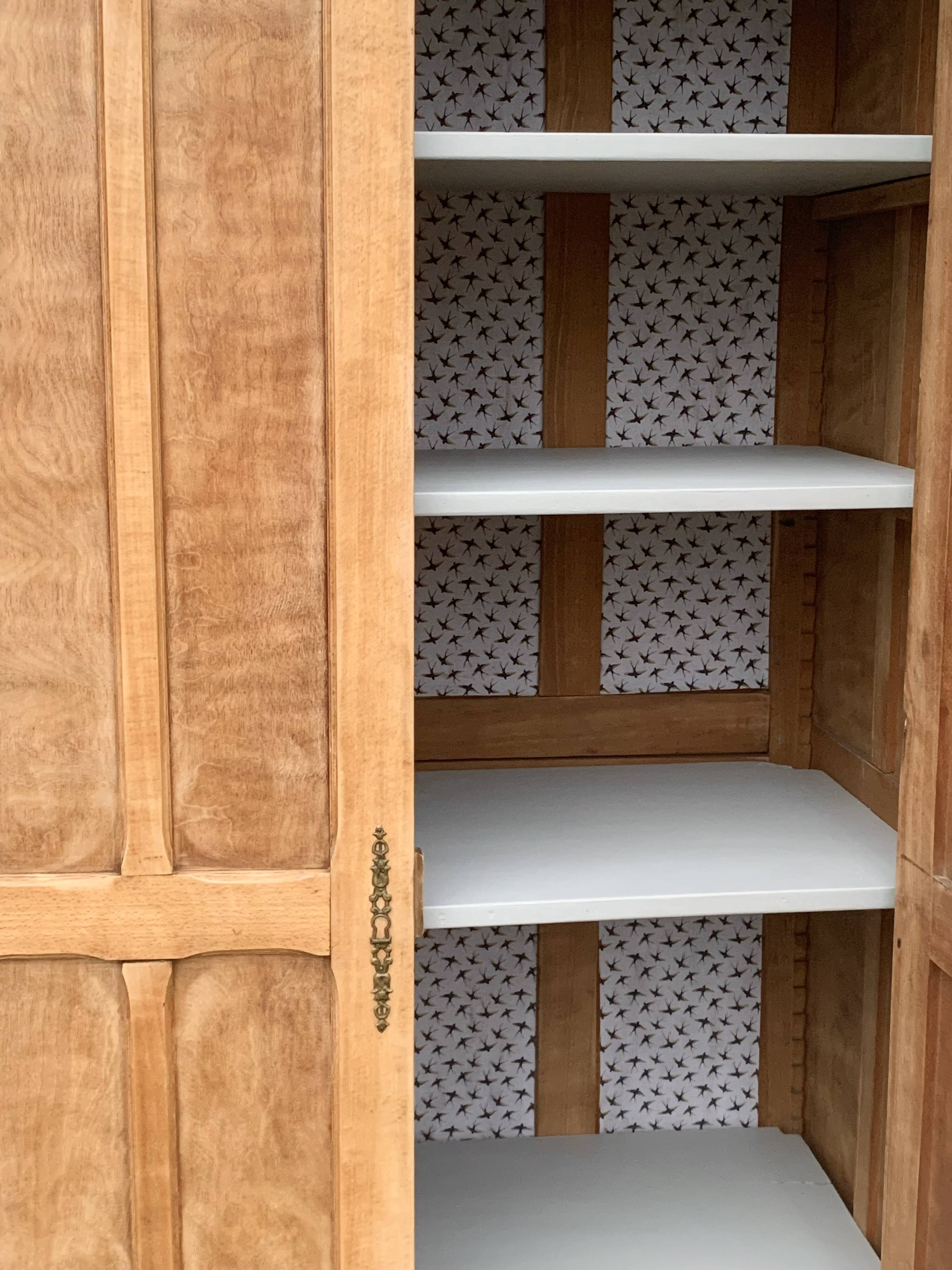 Armoire parisienne panneautée en bois brut, 1930