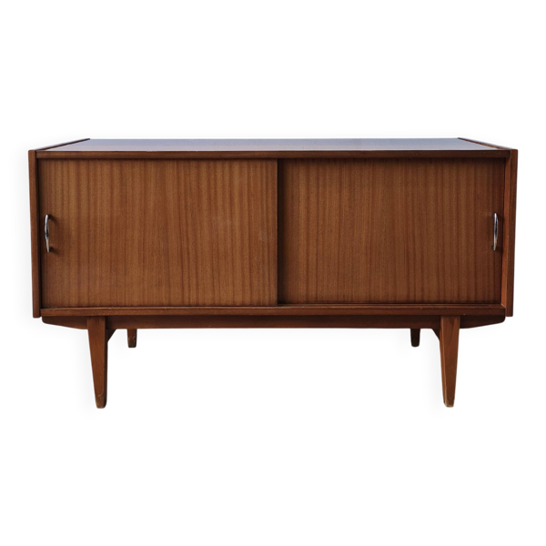 Buffet moderniste des années 1970.