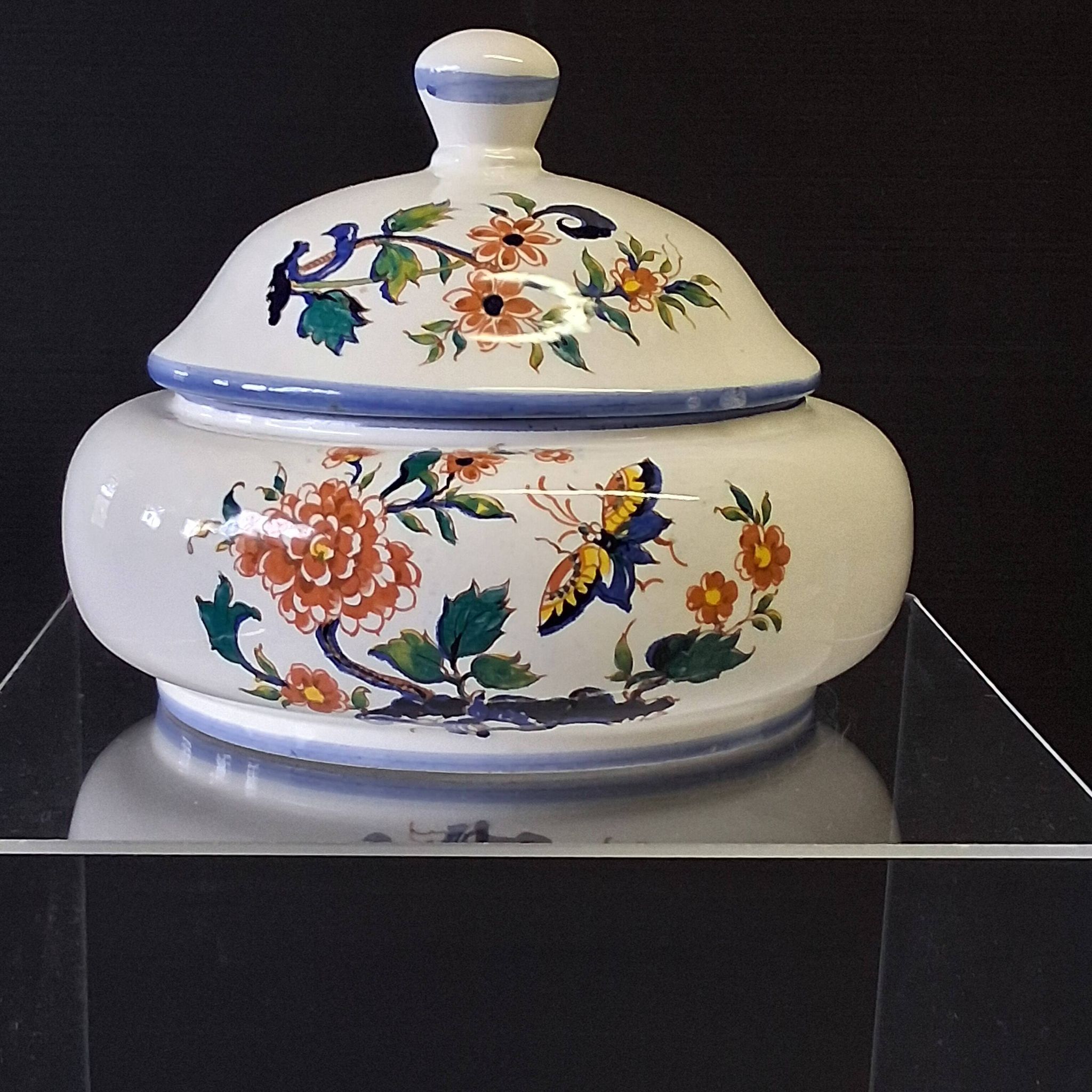 Ceramic pot with lid